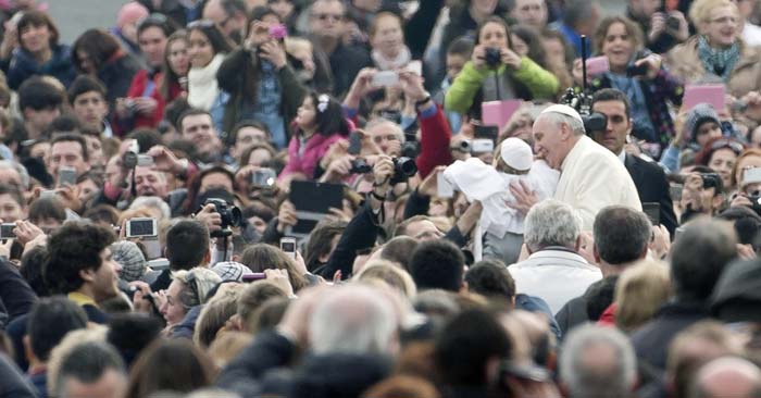 piccolo papa in braccio a Papa Francesco